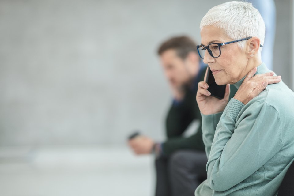 Mulher ao telefone com expressão preocupada, ilustrando uma ligação suspeita